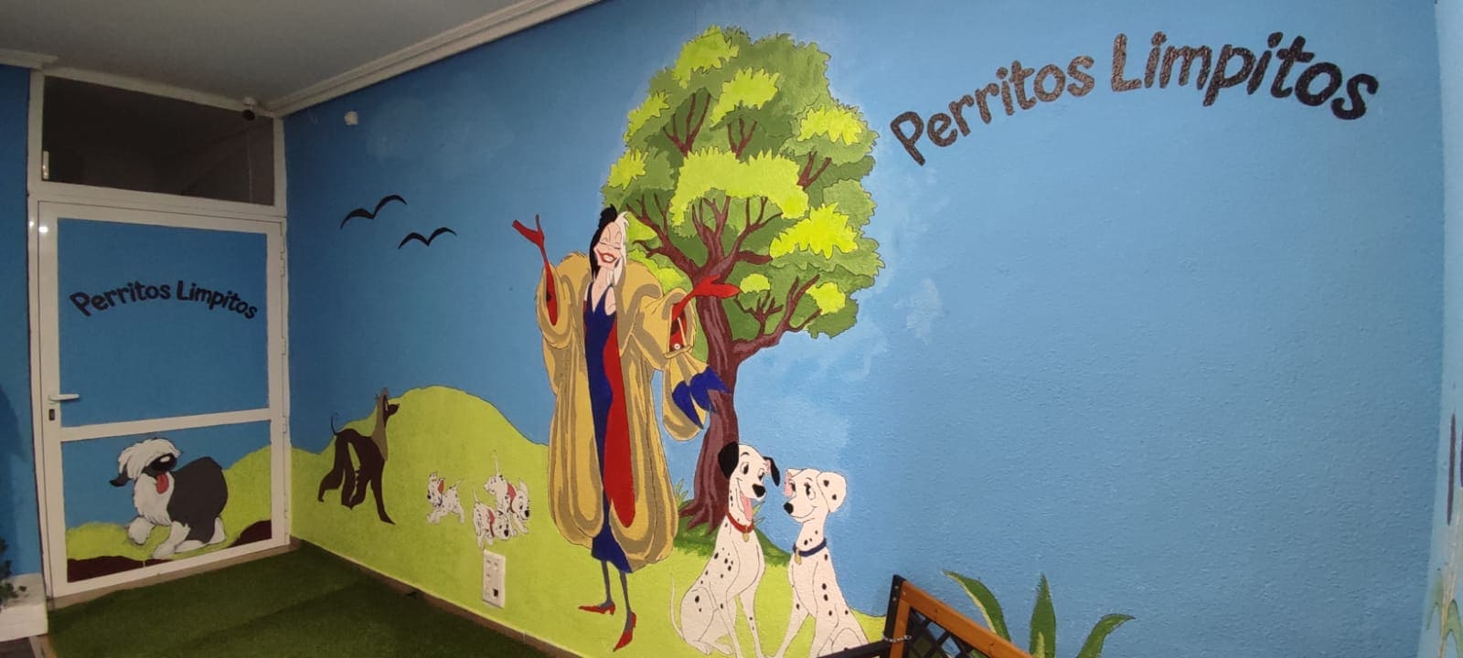 autolavado de mascotas Perritos Limpitos en Ciudad Real. Decoración mural con Cruella de Vil y los dálmatas.