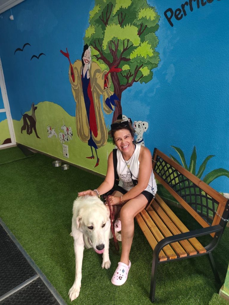 En el Photocall para tu mascota en Perritos Limpitos Mujer y su perro posan